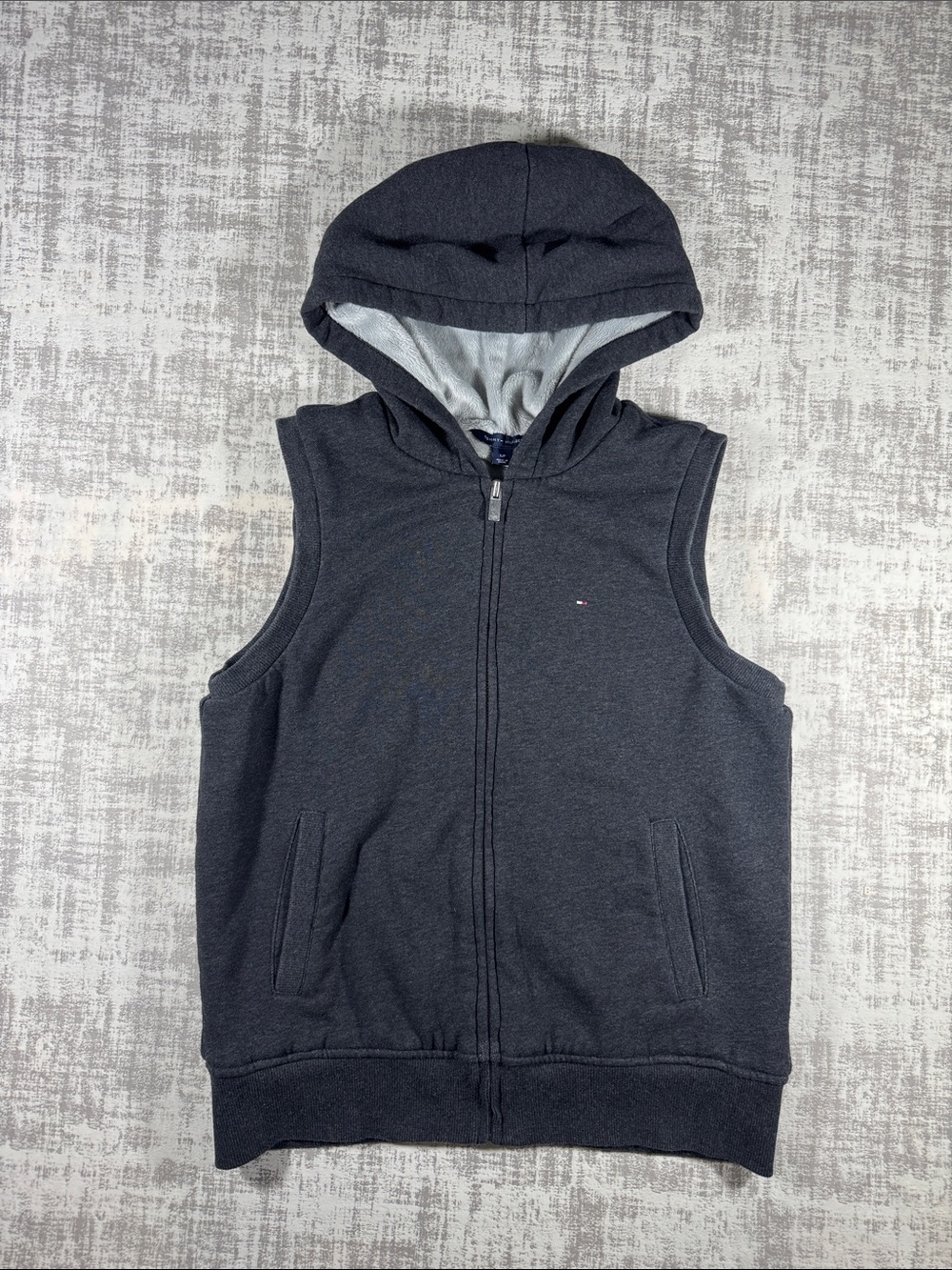 Tommy Hilfiger zip-up hoodie Vest featuring a soft, plush fleece 22.5X18.5 sz S